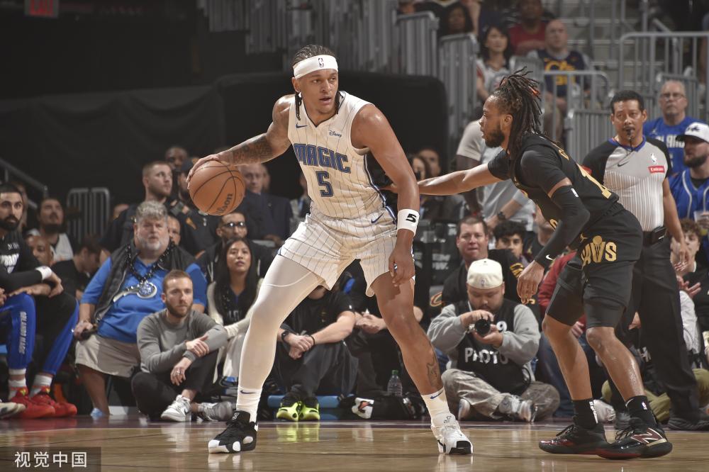 篮球场上的 篮球场上的